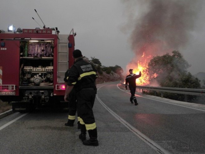 Požar u Kninu gasi tridesetak vatrogasaca; Na terenu četiri kanadera
