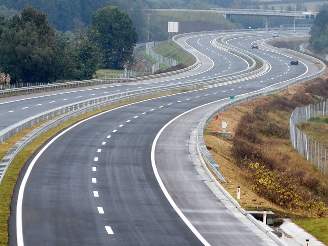 Izmijenjen režim saobraćaja na auto-putu "9.januar" zbog izrade horizontalne signalizacije