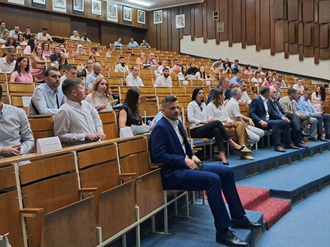 Istočno Sarajevo - promocija inženjera i mastera elektrotehnike Istočno Sarajevo - promocija inženjera i mastera elektrotehnike - Foto: SRNA