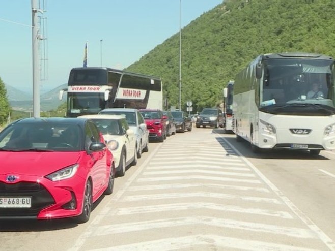 Granični prelaz Zupci-Sitnica mjesto nepreglednih kolona i višečasovnog čekanja (VIDEO)
