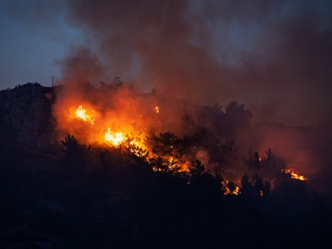 Veliki požar u Ljubuškom, vatra prijetila objektima (VIDEO)