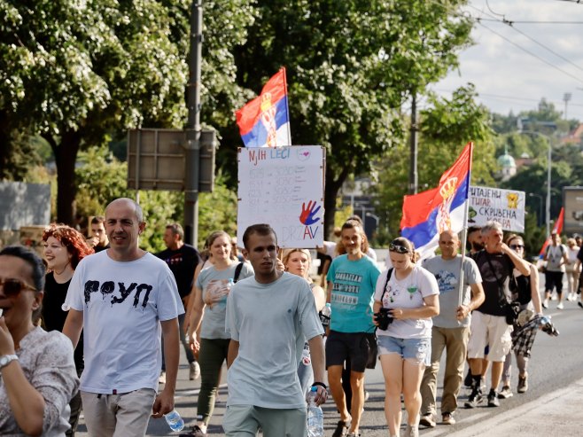 Studenti koji blokiraju fakultete i grupe građana protestuju na Slaviji; Završen skup ispred Narodne skupštine (FOTO)