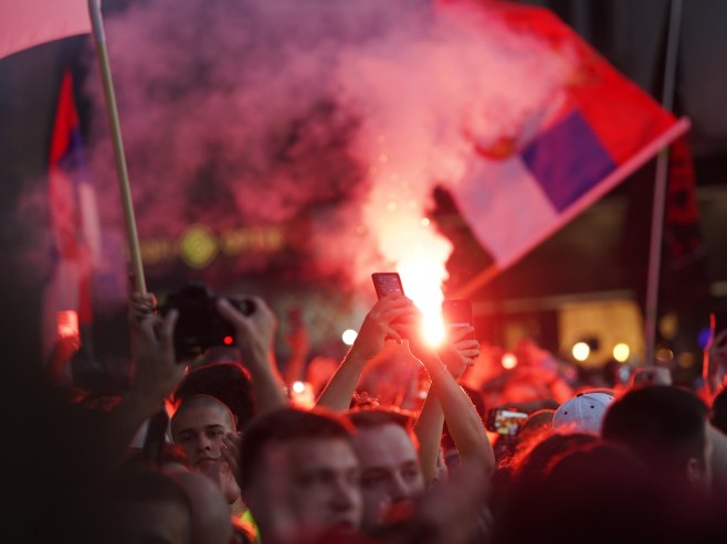 Studenti koji blokiraju fakultete i grupe građana održali protest na Slaviji (VIDEO)