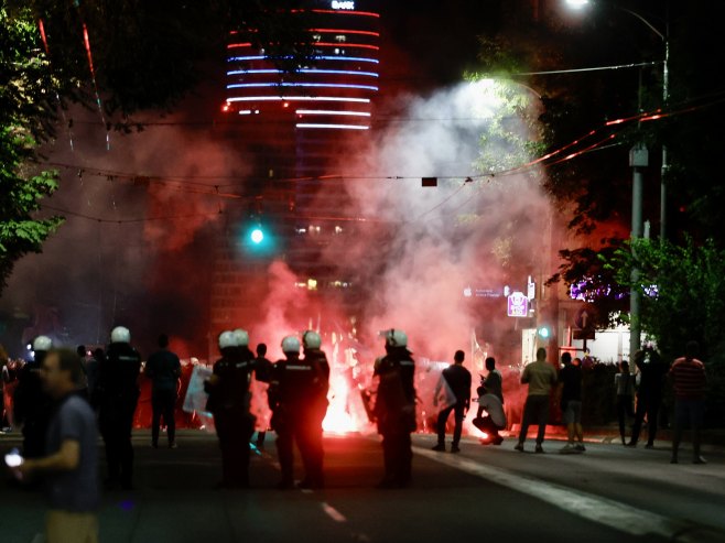 Direktor policije Srbije: Povrijeđeno šest policajaca, ima i povrijeđenih građana, akcija je pri kraju (VIDEO)