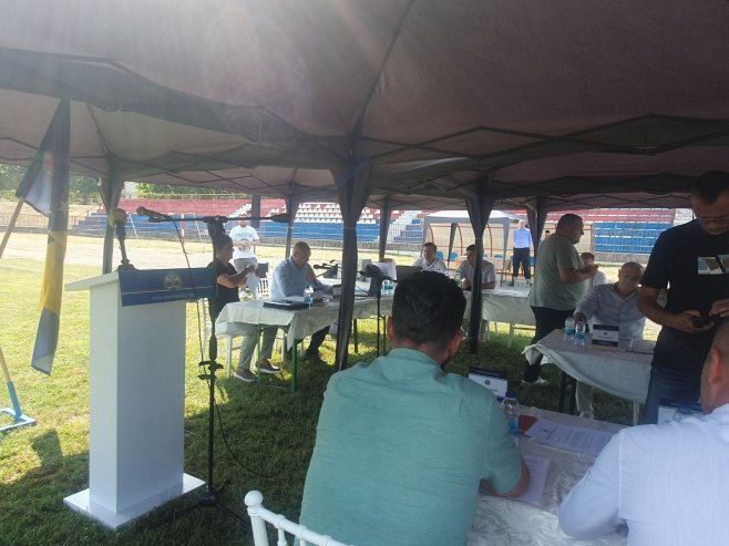 Cirkus na otvorenom - Skupština grada Teslić zasjedala na Gradskom stadionu (FOTO)