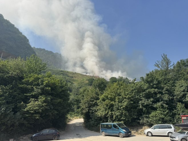 Požar u Trnovu: Gori deponija otpada (FOTO/VIDEO)