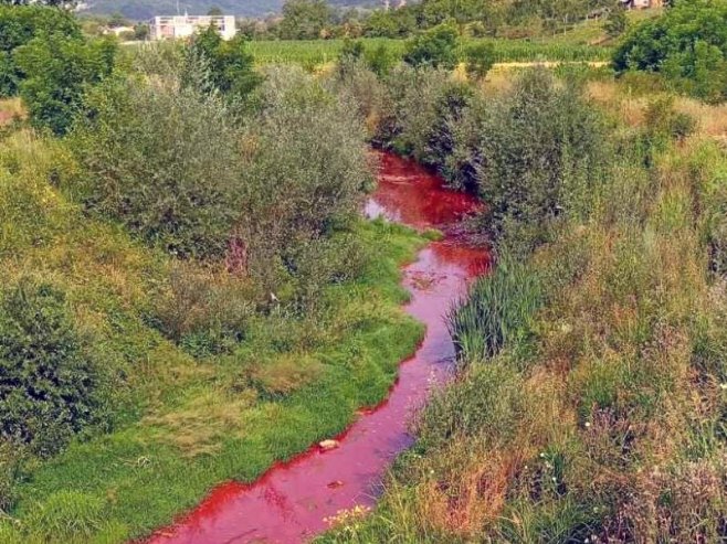 Crveni mulj iz "Nove Alumine" dospio u rijeku Sapnu Crveni mulj iz "Nove Alumine" dospio u rijeku Sapnu - Foto: SRNA