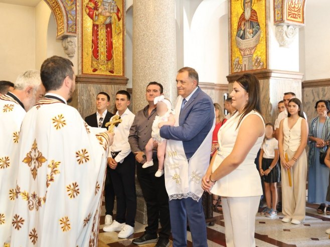 Predsjednik Srpske kum na krštenju Bogdane Sredić (FOTO)