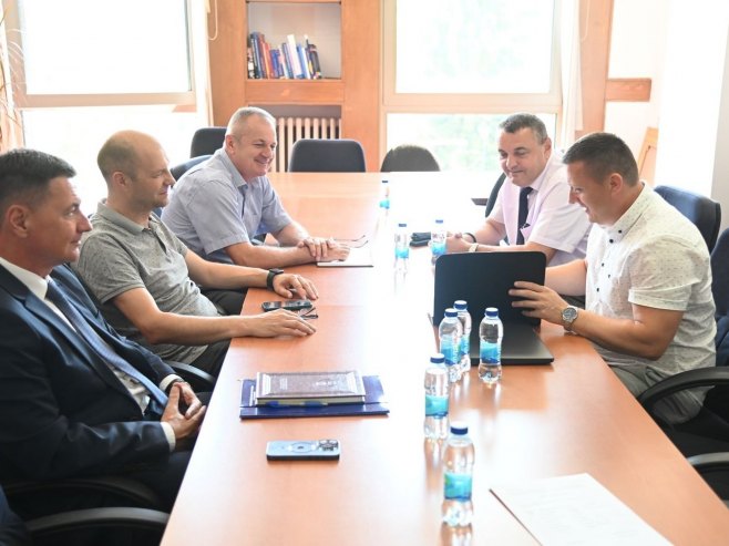 Članovi Nezavisnog odbora razgovarali sa načelnikom Službe za zaštitu integriteta i zakonitosti u radu MUP-a - Foto: Ustupljena fotografija