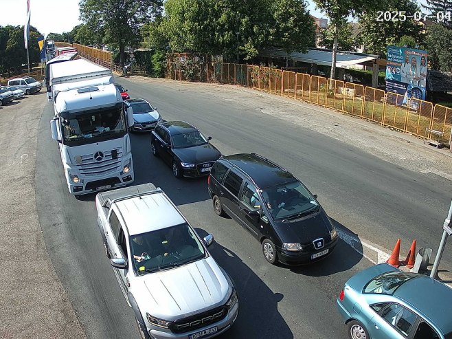 Duge kolone na ulazu u BiH na prelazima Velika Kladuša, Brod i Gradiška
