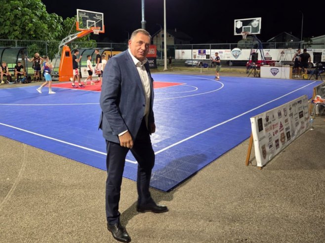 Predsjednik Srpske se pridružio meču u basketu