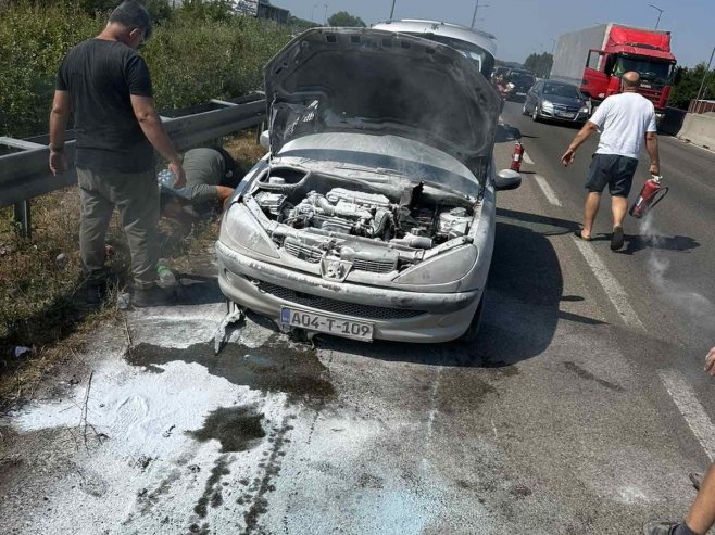 Zapalio se automobil na brzoj cesti Banjaluka-Laktaši (FOTO)