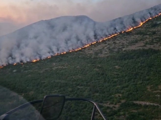 Helikopter MUP-a Srpske gasi požar kod Trebinja (VIDEO) Helikopter MUP-a Srpske gasi požar kod Trebinja (VIDEO)
