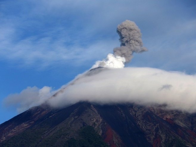 Erupcija vulkana u Indoneziji izbacila stub pepela 18 kilometara uvis (FOTO)