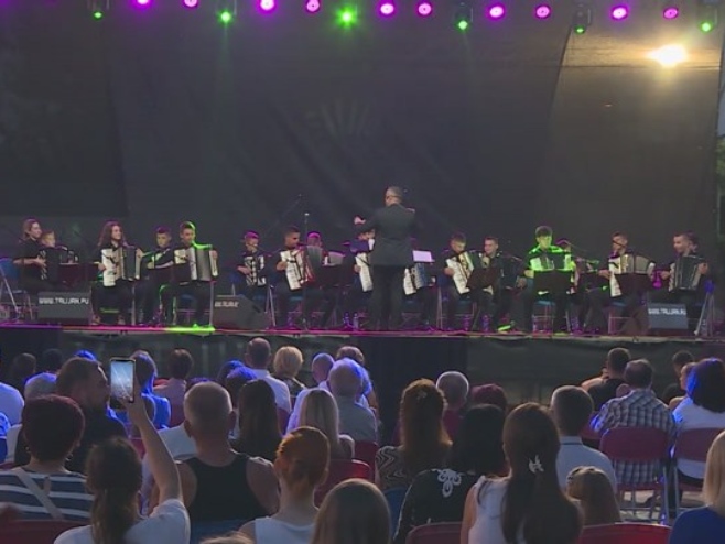 U okviru "Prijedorskog ljeta" održan koncert Orkestra harmonika "Skaj glori" (VIDEO)