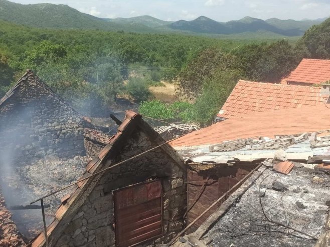 Ne smiruje se požar u selu Trebijovi kod Trebinja; Linija vatre duža od dva kilometra (FOTO/VIDEO)