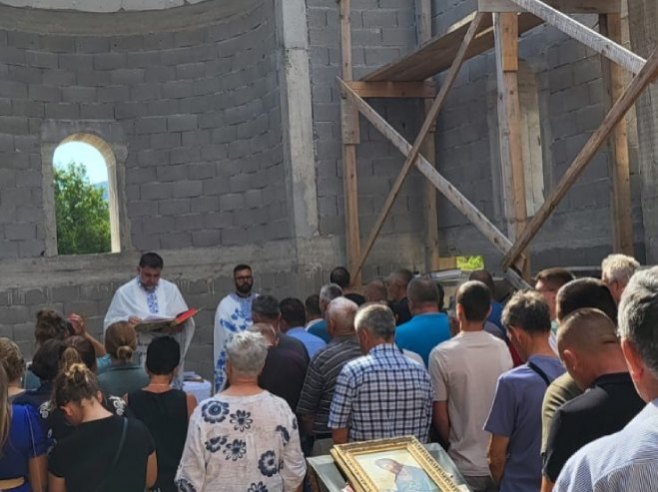 Služena liturgija u Gornjem Hrasnu kod Neuma