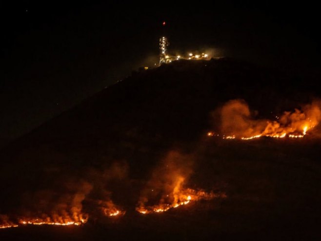 Požar u trebinjskom selu Trebijovi, širi se bez kontrole; Na požarištu i helikopter MUP-a Srpske (FOTO)