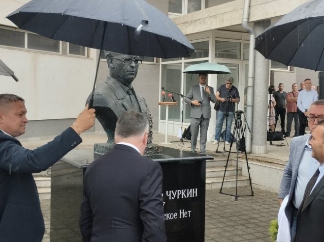 U Istočnom Sarajevu otkrivena bista nekadašnjem ruskom diplomati Vitaliju Čurkinu (FOTO)