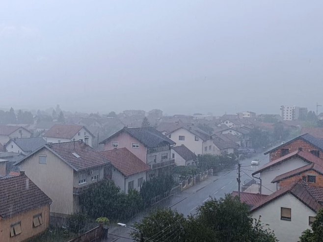 Јaka kiša u Prijedoru; Prijeteći oblak snimljen kod Nove Gradiške (FOTO/VIDEO)