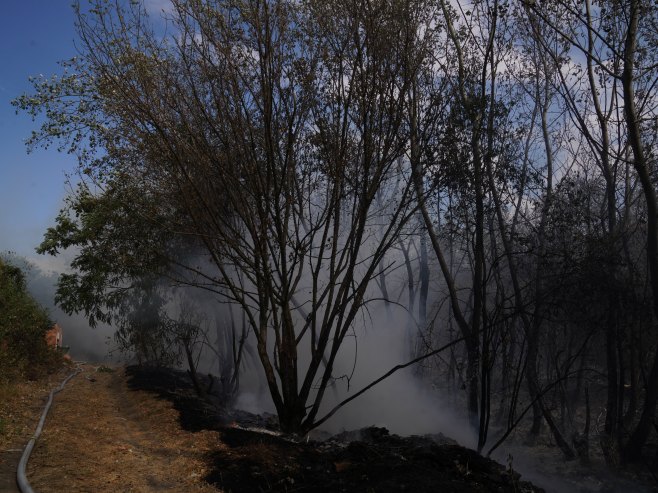 Otežan saobraćaj na ulazu u Trebinje, vatra prijeti
