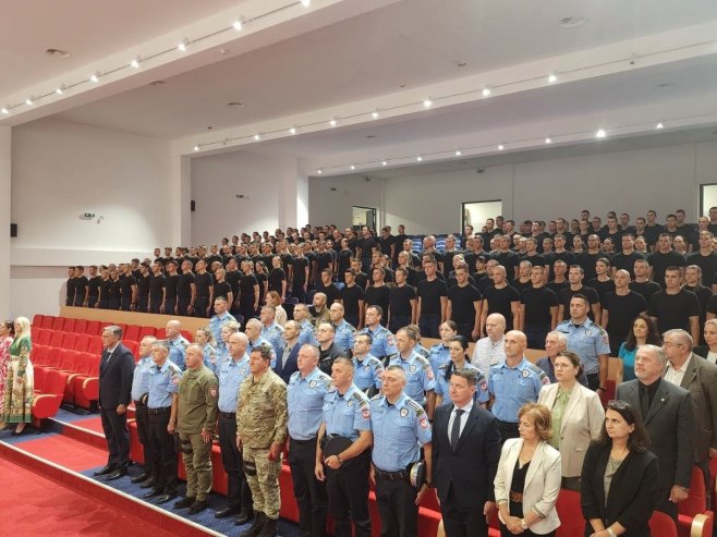 U Zalužanima potpisani ugovori o početku obuke 28. klase Policijske akademije (FOTO)