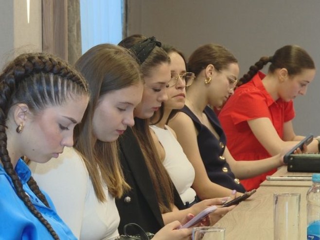 Mladi sa predstavnicima medija Mladi sa predstavnicima medija - Foto: RTRS
