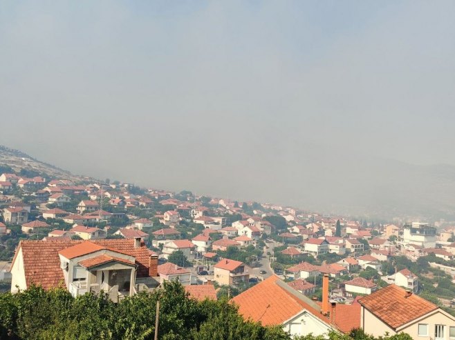 Požar na Leotaru iznad Trebinja van kotrole, grad prekrio gust dim (VIDEO)