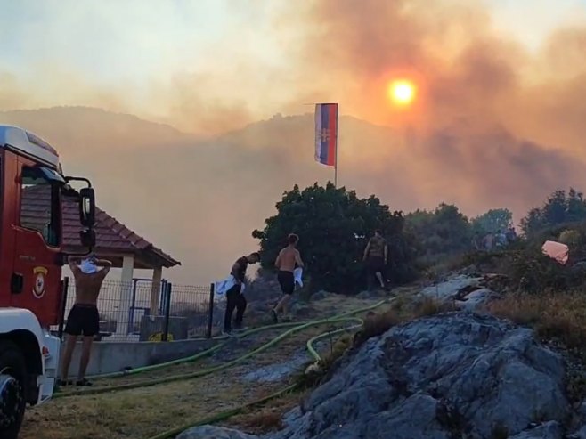 Trebinje: Vatra nadomak kuća, helikopter, vatrogasci i mještani vode borbu sa stihijom (VIDEO)