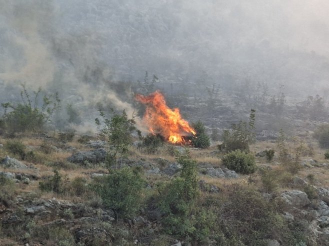 Požar na 150 metara od kuća u selu Žakovo kod Trebinja; Dejstvuje helikopter MUP-a Srpske (FOTO/VIDEO)