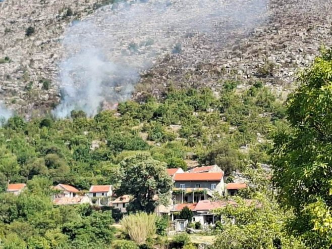 Požar na 150 metara od kuća u selu Žakovo kod Trebinja; Dejstvuje helikopter MUP-a Srpske (VIDEO)