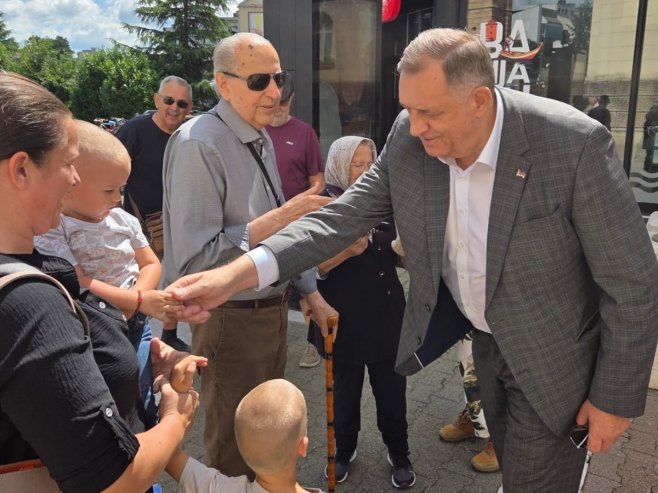 Dodik prošetao Banjalukom i razgovarao sa građanima