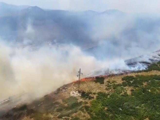 Dva helikoptera MUP-a Srpske gase požar kod Trebinja (FOTO/VIDEO)