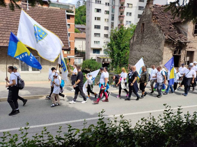 Učesnici bošnjačkog marša defilovali sa ratnim zastavama pod kojima su ubijani Srbi u Podrinju
