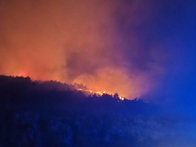 Otežan saobraćaj na ulazu u Trebinje, vatra prijeti (VIDEO)