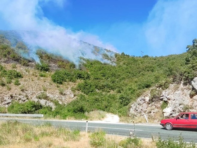 Situacija na požarištu oko Trebinja stabilna, na padinama Leotara i dalje gori (VIDEO)