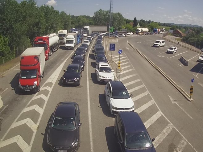 Kolone u Gradini čekaju na ulazu u BiH