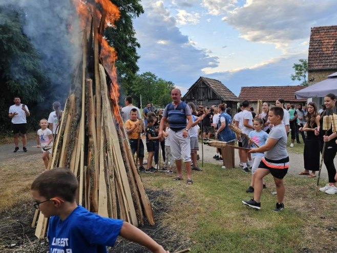 Poljenje lila u selu Romanovci Poljenje lila u selu Romanovci - Foto: RTRS