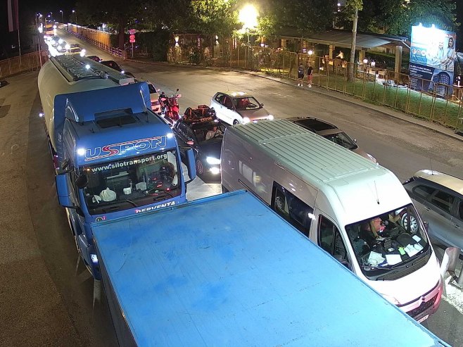 Duge kolone vozila kod Gradiške, Gradine, Velike Kladuše i Broda