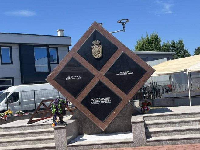 Spomen obilježje u Glamočanima - Foto: RTRS