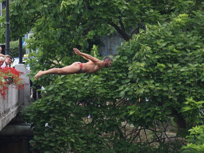 Tradicionalnim skokovima sa Gradskog mosta otvorena manifestacija "Ljeto na Vrbasu" (FOTO)