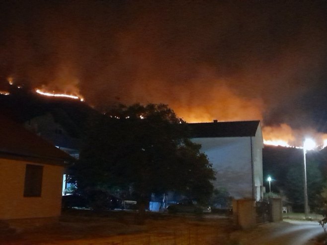 Mostar: Vatrena stihija guta sve pred sobom, vatrogasci ulažu nadljudske napore; Stigao helikopter Oružanih snaga (VIDEO)