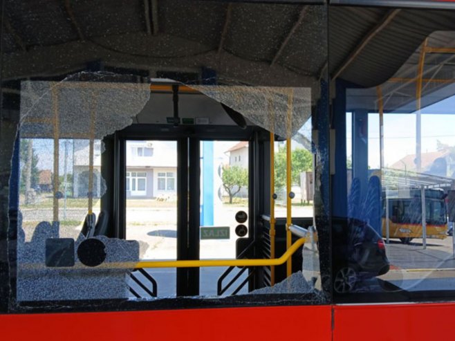 U Srebreniku kamenovan autobus sa djecom iz Krpšića