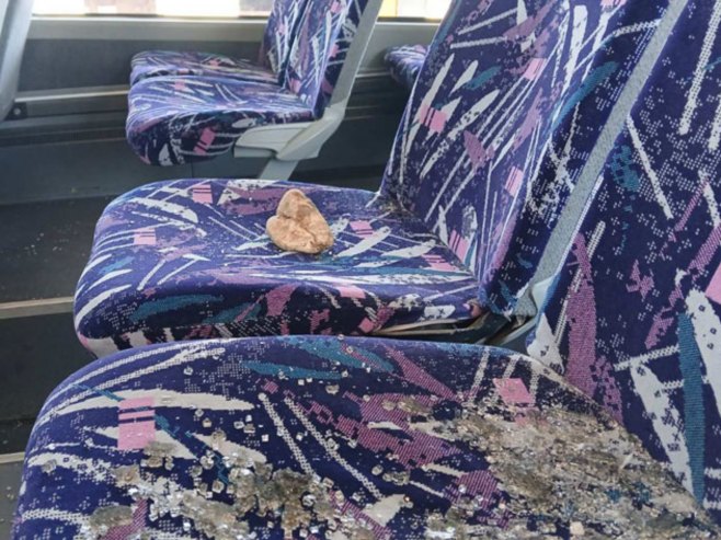 Vujičić: Nadležni da hitno reaguju nakon kamenovanja autobusa
