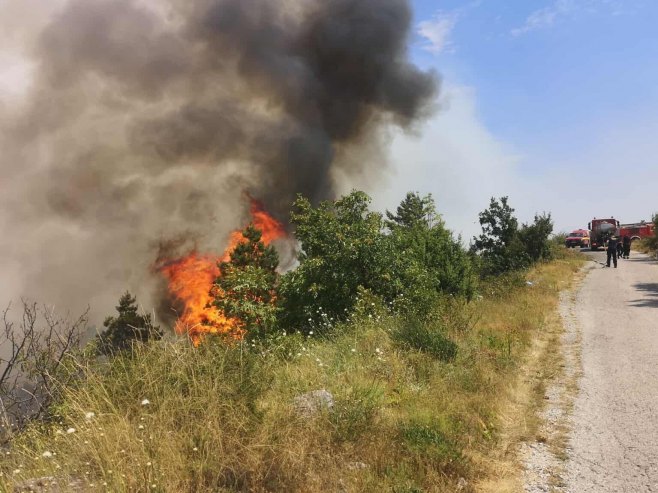 Mostar: Vatrena stihija guta sve pred sobom, vatrogasci ulažu nadljudske napore; Stigao helikopter Oružanih snaga (VIDEO)