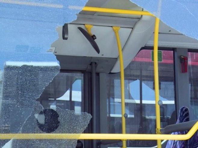U Srebreniku kamenovan autobus koji je prevozio članove SKUD iz Brčkog; Djeca potresena napadom (FOTO)