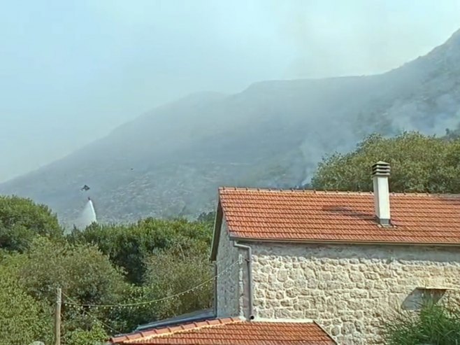 Požari kod Trebinja i dalje aktivni; Vatra se približava kućama u selu Dobromani (VIDEO)