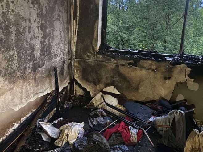 Gorio stan u Banjaluci, požar gasilo osam vatrogasaca (FOTO)