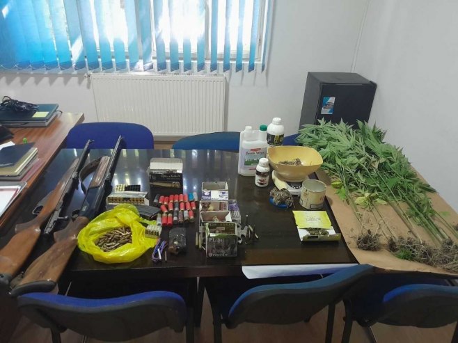 Hapšenje nakon što su pronađeni kanabis i oružje