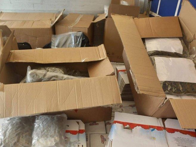 Na ulazu u Srbiju iz Hrvatske uhapšen vozač kamiona: Pronađeno 105,5 kg marihuane i 2,3 kg kokaina
